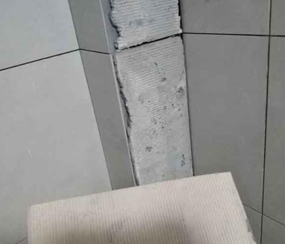 浮梁瓷砖空鼓维修公司分享下厨房瓷砖脱落的补救措施。
